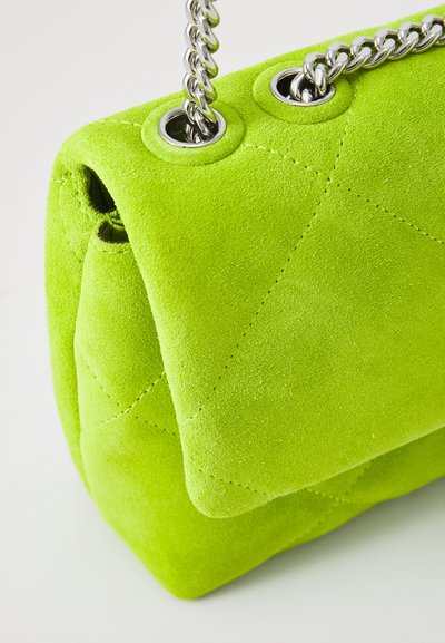 Borsa a tracolla verde in suede con design trapuntato, tracolla in catena argentata e occhielli in metallo. Superficie testurizzata e finitura morbida.