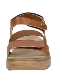 Bruine leren sandalen met drie verstelbare banden, een gevoerde zool en een lichte houtachtige zool met een afgeronde teenvorm.