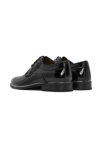 Zwarte leren schoenen met een gepolijste afwerking, ronde neus, dunne veters en een lage hak. Heeft een gladde textuur en een minimalistisch ontwerp.