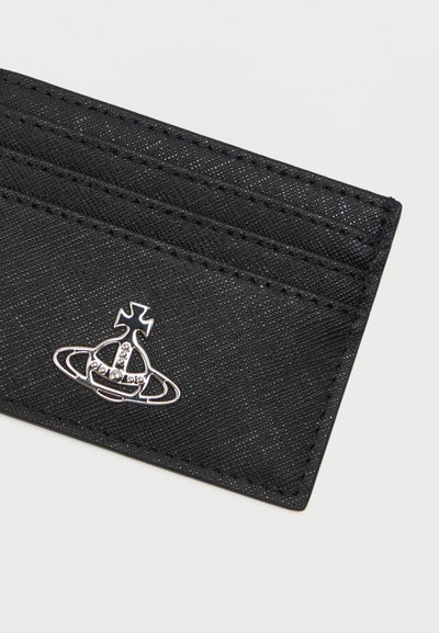 Μαύρος θήκη για κάρτες από υλικό με υφή, τρεις θήκες για κάρτες και ασημί έμβλημα με σχέδιο πλανήτη και κορώνας.