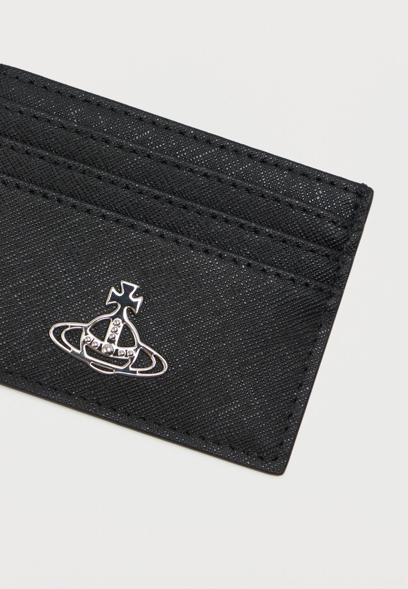 Zwarte kaarthouder van een gestructureerd materiaal, met drie kaartslots en een zilveren embleem met een planeten- en kroonontwerp.