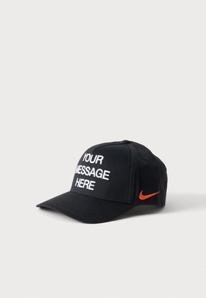 Čierna baseballová čiapka s bielym textom "YOUR MESSAGE HERE" na prednej strane a malým oranžovým logom Nike na boku, zobrazená na jednoduchom pozadí.
