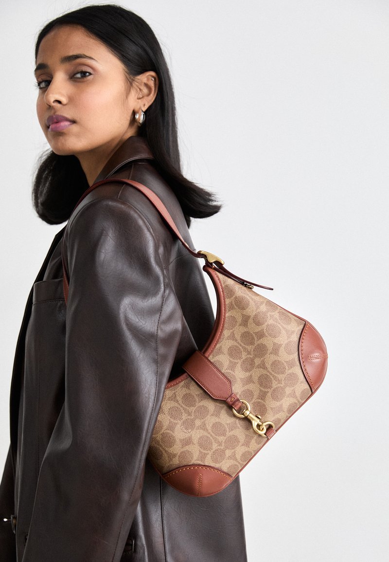COACH HAMPTONS HOBO BAG IN SIGNATURE CANVAS - Handbag - tan 