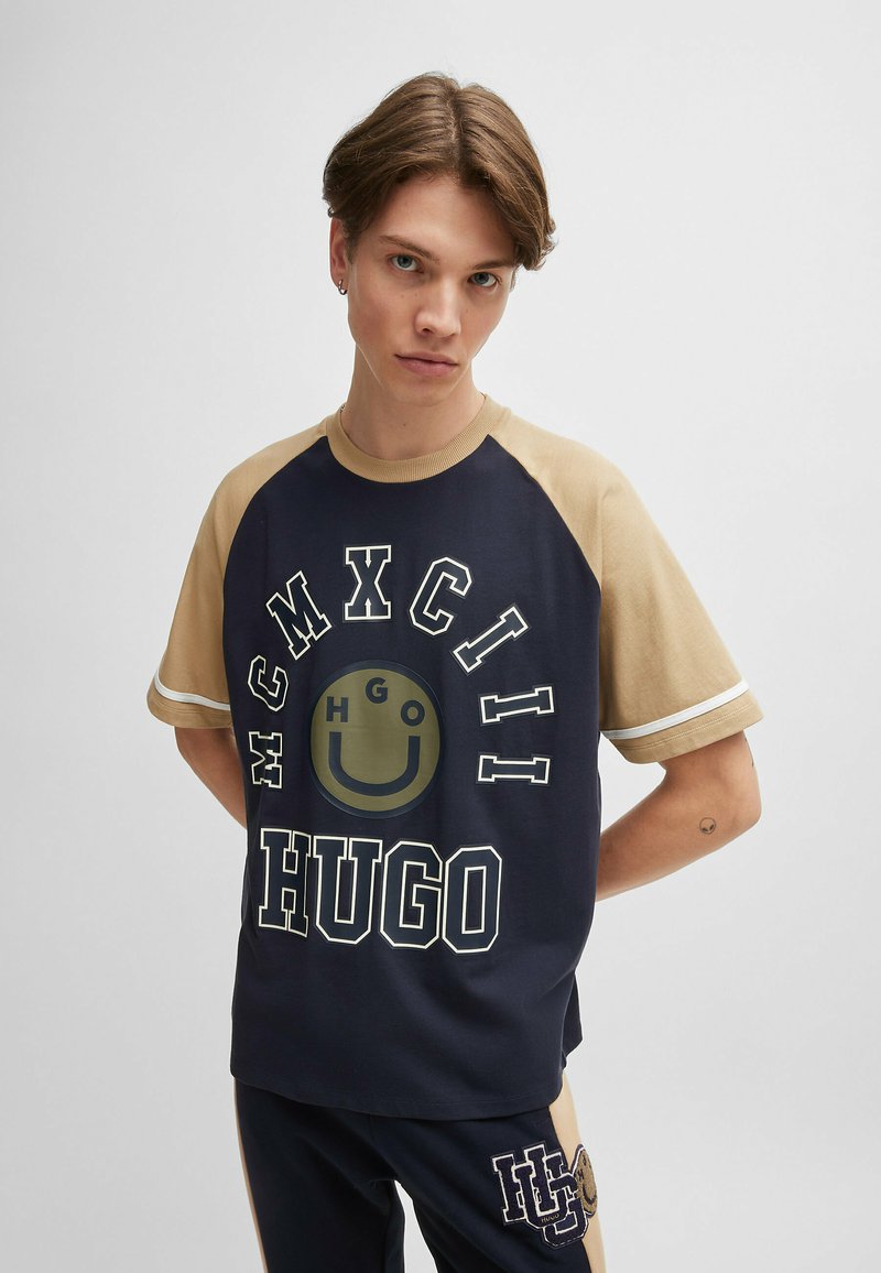 HUGO NACAMOS - Print T-shirt - dark blue five