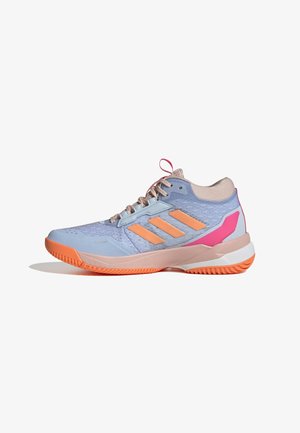 Zapatilla deportiva azul claro con detalles en naranja y rosa, parte superior de malla, logo de tres rayas, suela redondeada y suela exterior de goma texturizada para tracción.