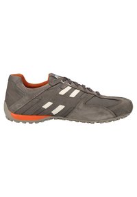 Szare buty sportowe z cholewką z zamszu i siateczki, białymi akcentami, teksturowaną podeszwą i pomarańczowym wnętrzem. Prosty design z sznurówkami.