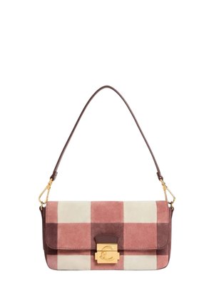 Piccola borsa rettangolare con motivo a quadri in suede rosa e crema, chiusura dorata con logo in rilievo e sottile tracolla marrone scuro.