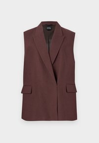 Αμάνικο καφέ σκούρο προσαρμοσμένο γιλέκο σακακιού με γιακά με σχισμή και δύο εμπρός τσέπες με καπάκι, με ετικέτα Boss, που παρουσιάζεται σε απλό φόντο.