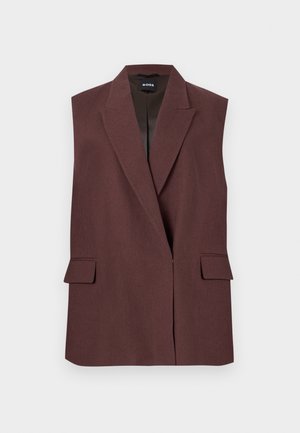 Ärmellose, dunkelbraune, maßgeschneiderte Blazerweste mit Notch-Revers und zwei vorderen Klapptaschen, mit dem Etikett Boss, vor neutralem Hintergrund dargestellt.