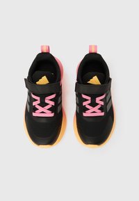 Μαύρα αθλητικά παπούτσια με πλέγμα, με ροζ κορδόνια και λεπτομέρειες, με λουράκι με αυτοκόλλητο και ελαφριά πορτοκαλί σόλα.