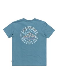 Camiseta de manga corta azul con un gráfico circular de montaña en la parte posterior en rosa y crema, que presenta el texto "Billabong Adventure Division".