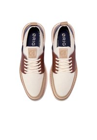 Hnědé a krémové šněrovací boty s texturovaným svrškem, hladkými koženými detaily a béžovým logem. Disponují kontrastním designem podrážky.