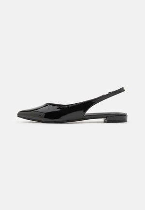 Sapatos slingback de pele sintética preta com biqueira pontiaguda e salto quadrado baixo. Textura lisa, design minimalista, parte traseira aberta e silhueta elegante.