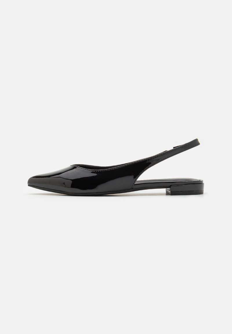 Czarne lakierowane buty na obcasie z odkrytymi piętami, o spiczastym nosku i niskim, blokowym obcasie. Gładka tekstura, minimalistyczny design, odsłonięte tylne części i smukła sylwetka.