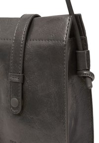 Borsa a tracolla in pelle grigio scuro con una lunga tracolla, chiusura a pattina e dettagli di cucitura visibili.