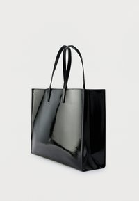 Črna torba za nošenje z sijajnim zaključkom, pravokotne oblike, z dvema ročajema in minimalističnim dizajnom. Gladek tekstura brez dodatnih vzorcev.