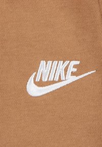 Nike Sportswear CLUB STRIPE CREW UNISEX SET - Dresside alumine osa - flax