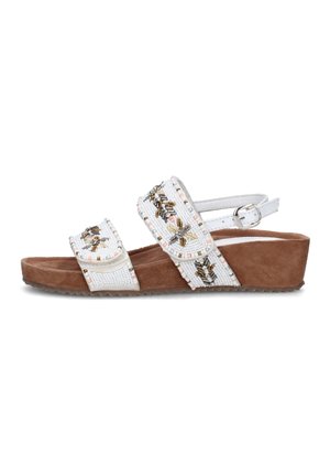 Sandalo con zeppa bianca, suola marrone, cinturino regolabile alla caviglia e due cinturini decorati con perline e motivi floreali.