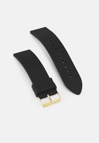 Schwarzes Silikon-Uhrenarmband mit glatter Textur, goldener Metallschnalle und mehreren Löchern zur Größenanpassung. Verfügt über ein zulaufendes Design.