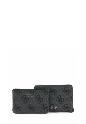 Deux pochettes zippées noires Guess avec un motif monogramme foncé et le texte « GUESS EST 1981 » sur fond blanc.
