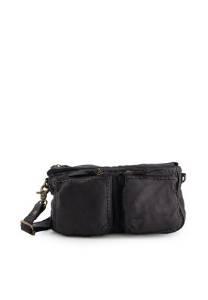 Schwarze Leder-Crossbody-Tasche mit zwei vorderen Reißverschlussfächern, rohen Kanten und verstellbarem Gurt; strukturierte Oberfläche und Messingbeschläge.