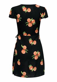 Robe noire à manches courtes avec une ceinture nouée à la taille, décorée d'un motif de pêche orange et de feuilles vertes partout.