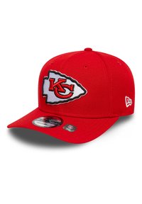 Rød baseballkasket med et broderet Kansas City Chiefs-logo på en hvid baggrund, med en flad skygge og justerbar rem.