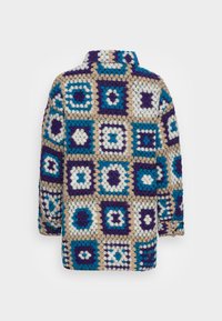 Multicolored gebreide jas met een geometrisch vierkantpatroon in tinten paars, blauw, wit en beige. Heeft een kraag en lange mouwen.