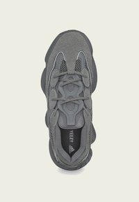 Shoe atlético cinza com um upper em camurça texturizada e malha, atacadores planos e sola robusta. Apresenta marcação na palmilha.