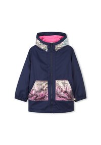 Giacca impermeabile blu navy con fodera in pile rosa, dettagli lucidi in paillettes su spalle e tasche, e polsini elasticizzati per una vestibilità aderente.