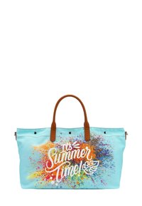 Borsa a tracolla in tela blu con manici in ecopelle marrone, caratterizzata da un design a macchie colorate e il testo "È tempo d'estate!" in bianco.