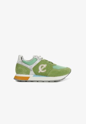 Grønne ruskind sneakers har sølv detaljer, et turkise panel og et hvidt logo. Sålen har orange og blå detaljer. Letvægtsdesign.