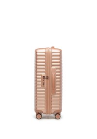 Maleta rígida de color oro rosa metálico con cuatro ruedas, asa lateral, cierre de cremallera y cerradura de combinación integrada.