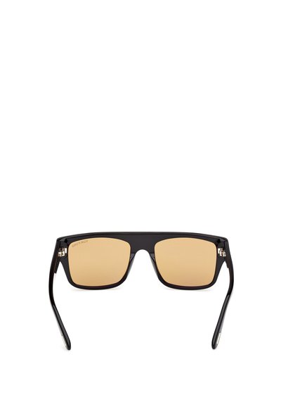 Ochelari de soare rectangulari negri cu lentile de culoare maro deschis. Includ accente metalice la armătură. Cadru elegant cu finisaj lucios.