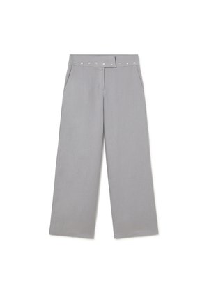 Pantalones grises de pierna ancha con bolsillos laterales y una cintura con tachuelas, mostrados sobre un fondo blanco.