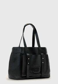 Μαύρη δερμάτινη τσάντα tote με υφή, επιμηκυμένο σχήμα, δύο λαβές, μπροστινή τσέπη και ασημένιες μεταλλικές λεπτομέρειες.