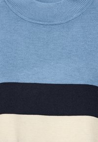 Blauer Pullover mit drei horizontalen Streifen: hellblau, marineblau und creme. Aus einem gestrickten Stoff mit einem gerippten Halsbündchen gefertigt.