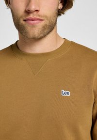 Lee PLAIN CREW SWS jasny brąz