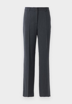 Mørkegrå dressbukser med stripemønster og rette ben, beltesløjfer og lynlås foran, på hvid baggrund.