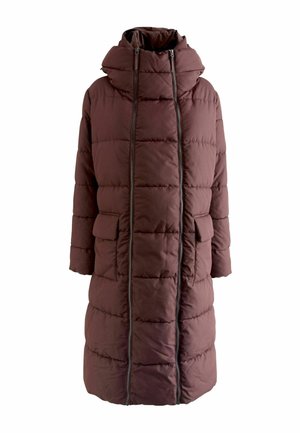 Długi, ocieplany płaszcz w bogatym odcieniu brązu, z wysokim kołnierzem, dwoma przednimi kieszeniami oraz pełnym zamkiem błyskawicznym. Teksturowany poziomymi przeszywanymi panelami.
