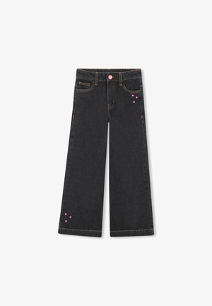 Jeans neri a gamba larga con cuciture rosa, bottone rosa e piccoli decorazioni a cuore rosa vicino alle tasche e all'orlo.