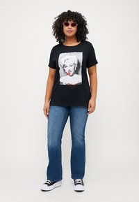 ONLY Carmakoma CARNEWMARILYN TEE - Marškinėliai su spaudiniu - black