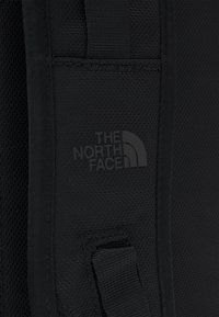 The North Face BASE CAMP FUSE BOX - Ruksak - forest olive/black