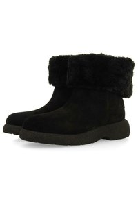 Botines de ante negro con un puño de pelo sintético texturizado y una suela gruesa de goma para mayor comodidad y calidez.