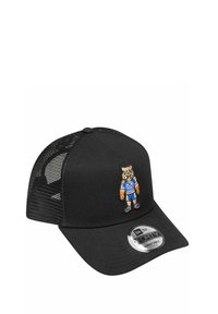 Schwarze Mesh-Kappe mit flachem Schirm, verstellbarem Riemen und einem bunten gestickten Maskottchen-Design auf der Vorderseite.