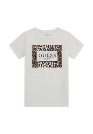 Hvid T-shirt med korte ærmer med et leopardprint i en firkant og teksten "GUESS Los Angeles EST. 1981" centreret på forsiden.