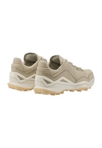 Beige lage wandelschoenen met robuuste zolen, dikke gevoerde kragen en geperforeerde suède bovenkanten, gezien vanuit de achterzijde.