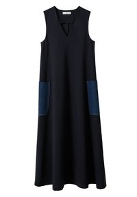 Vestido negro sin mangas con escote en V, silueta acampanada y bolsillos de mezclilla en la parte delantera. Textura suave y diseño minimalista.