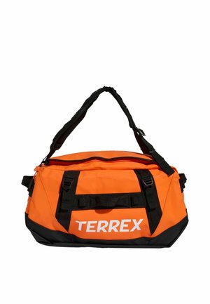 Borsa da viaggio arancione e nera con logo "TERREX" bianco, dotata di tracolla imbottita e molte maniglie e cinghie nere.
