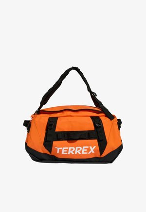 Sac de sport orange et noir avec le logo "TERREX" en blanc, doté d'une bandoulière rembourrée et de plusieurs poignées et sangles noires.